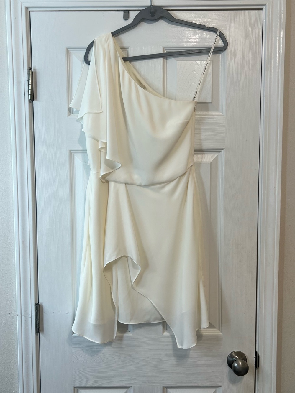 NWT Halston Heritage Size 4 Ivory One Shoulder Ruffle Cocktail Dress
